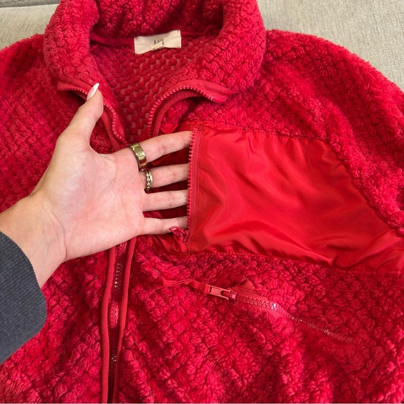 Red Fuzzy Textured Zip-Up Cropped Jacket - Picture 4 of 10
